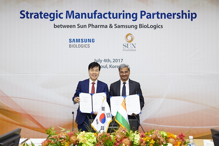 Dr.Tae Han Kim, CEO of Samsung Biologics and Anil Kumar Jain, CEO of Sun Pharma at the Signing ceremony in Incheon Samsung Biologics Headquarter