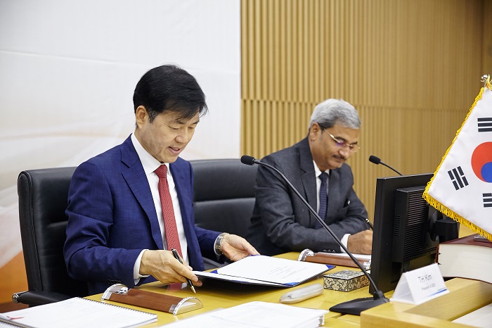 Dr.Tae Han Kim, CEO of Samsung Biologics and Anil Kumar Jain, CEO of Sun Pharma at the Signing ceremony in Incheon Samsung Biologics Headquarte 3