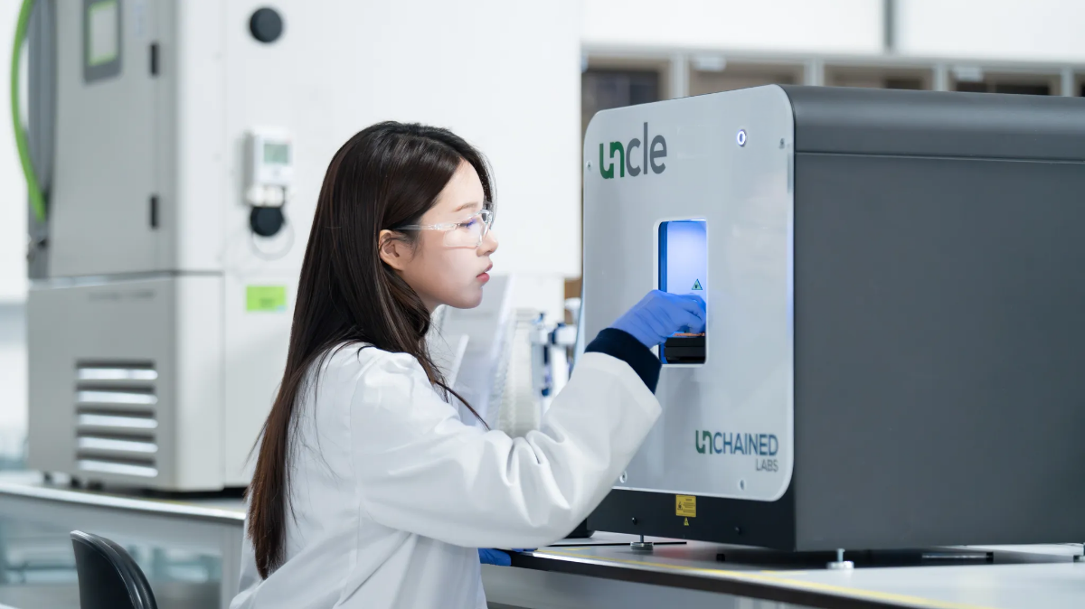 A development team employee performing HPLC analysis.