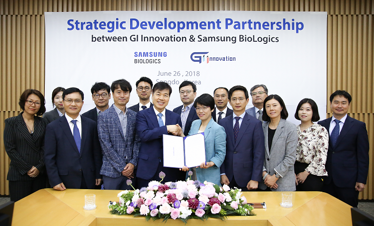 Samsung Biologics taking a group photo-shot with GI Innovation at ceremony
