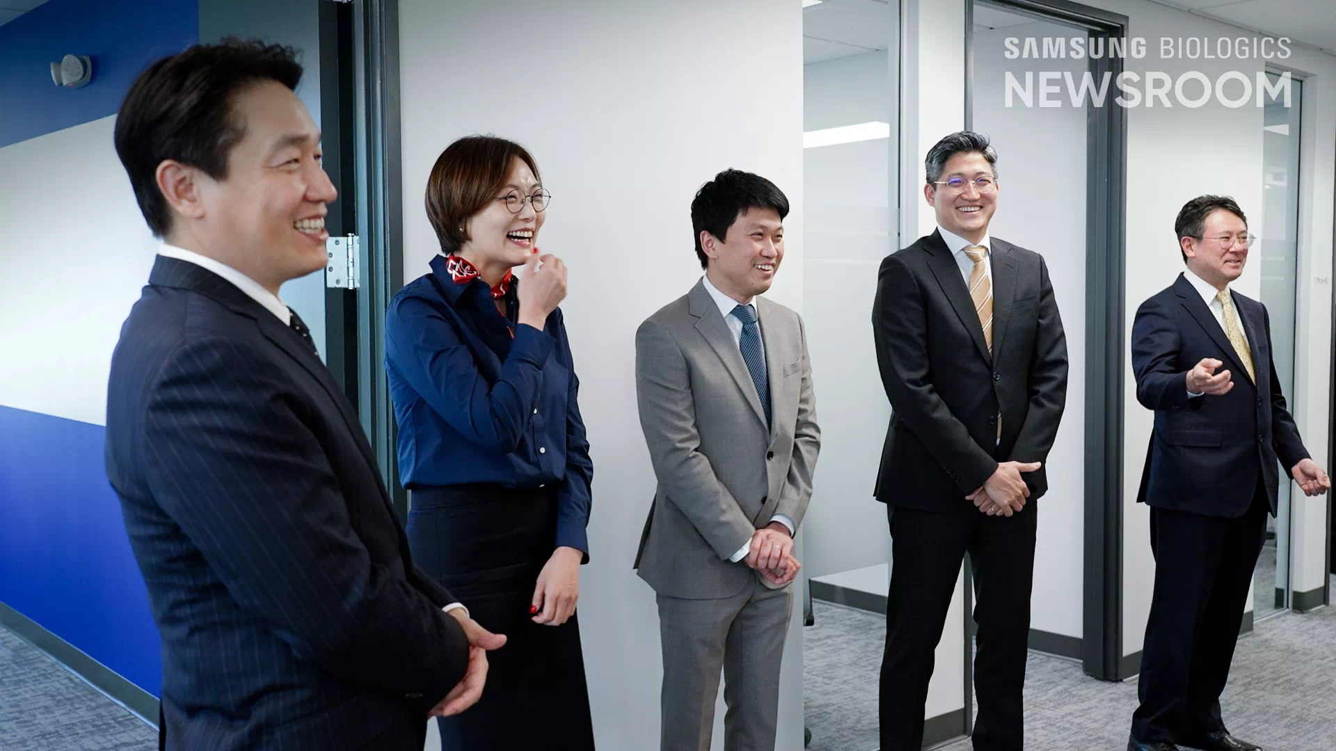 세일즈 오피스 개소식 현장에서 담소를 나누고 있는 삼성바이오로직스 임직원들