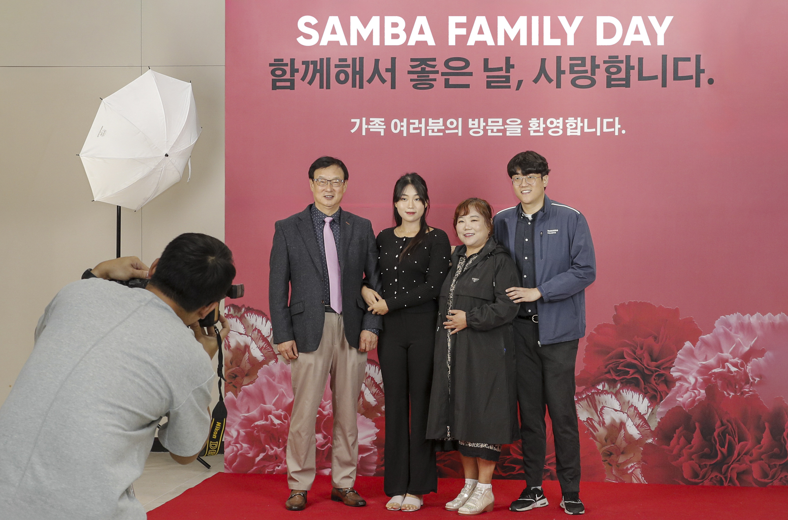 SAMBA FAMILY DAY - 임직원들과 가족사진 찍어주는 행사 사진