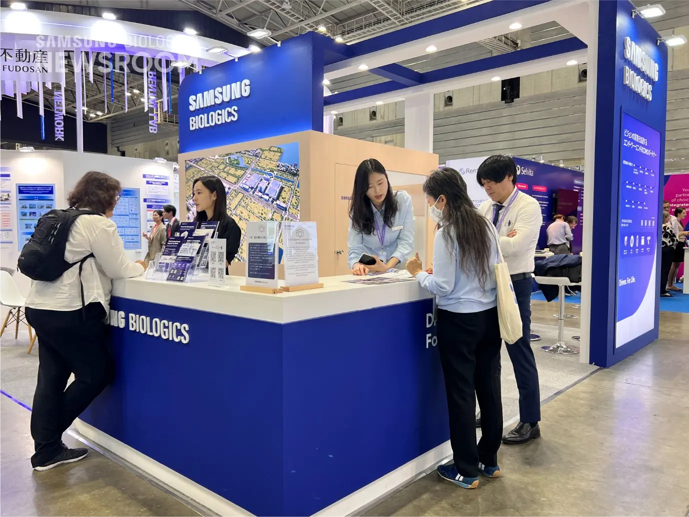 Samsung Biologics team engaging with visitors at BIO Japan 2026_1
