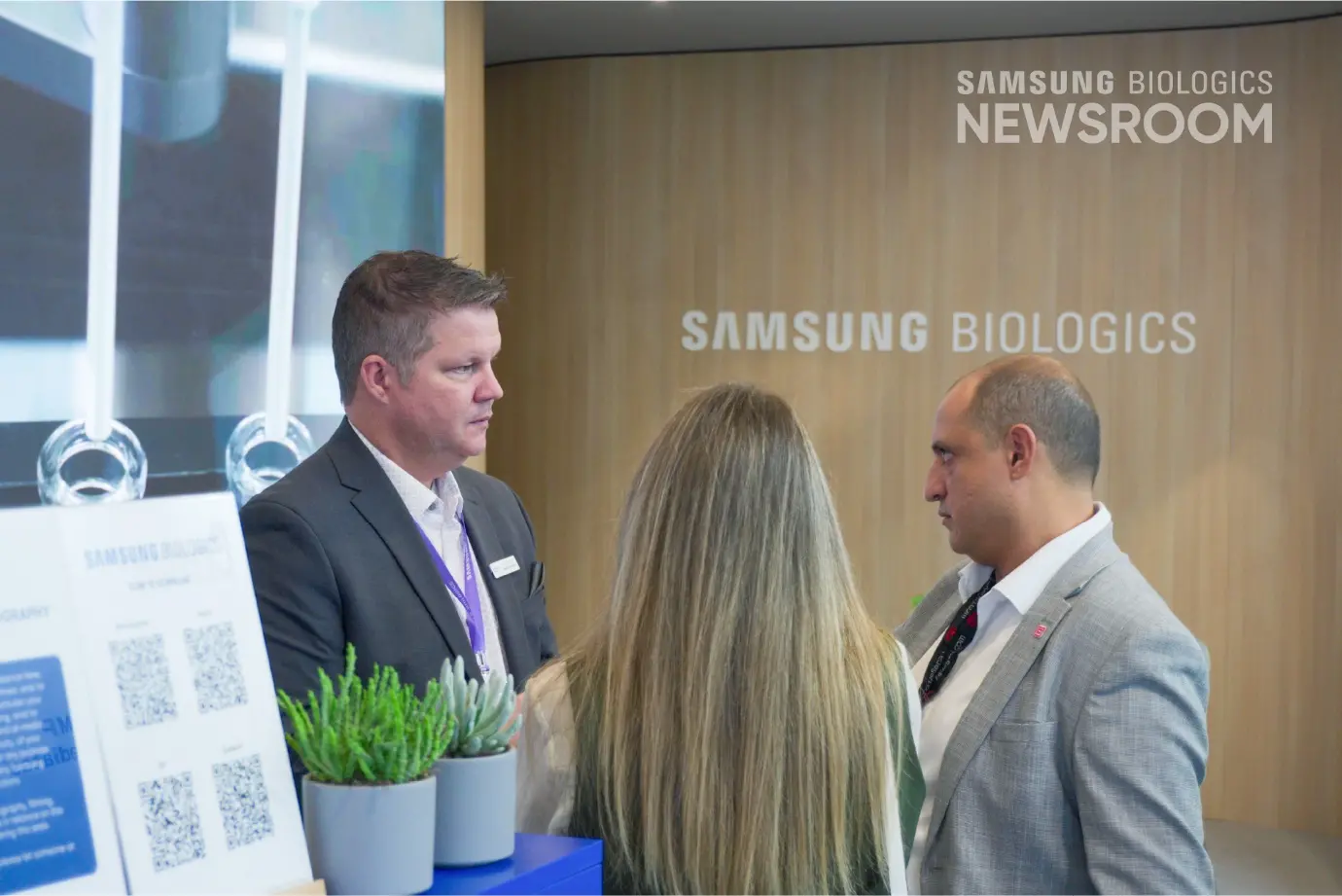 Samsung Biologics team engages with visitors at the booth at CPHI_3
