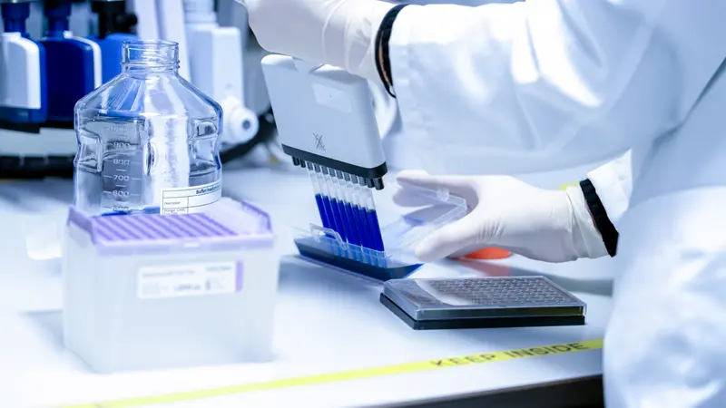 Enhancing AAV manufacturing yield through a promoter optimized mini helper plasmid
